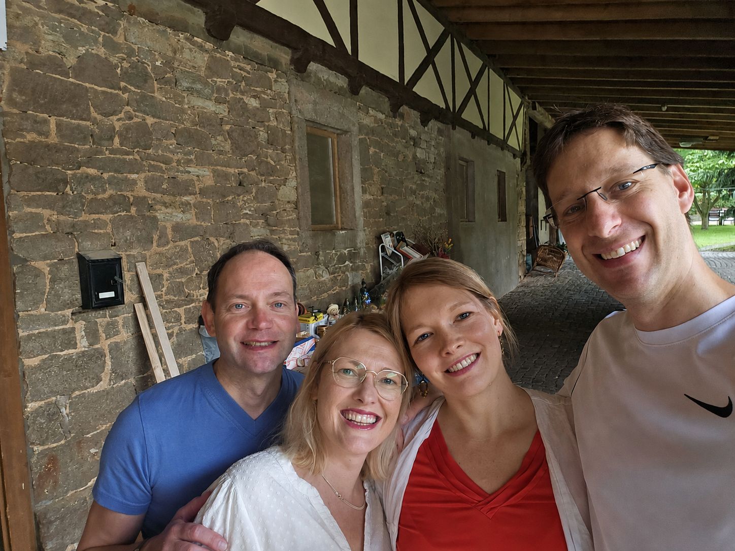 Die Erbengemeinschaft des Schlossguts Grossfurra im Innenhof: Bert Krause, Friederike Krause, Henriette Uthe und Friedrich Uthe.